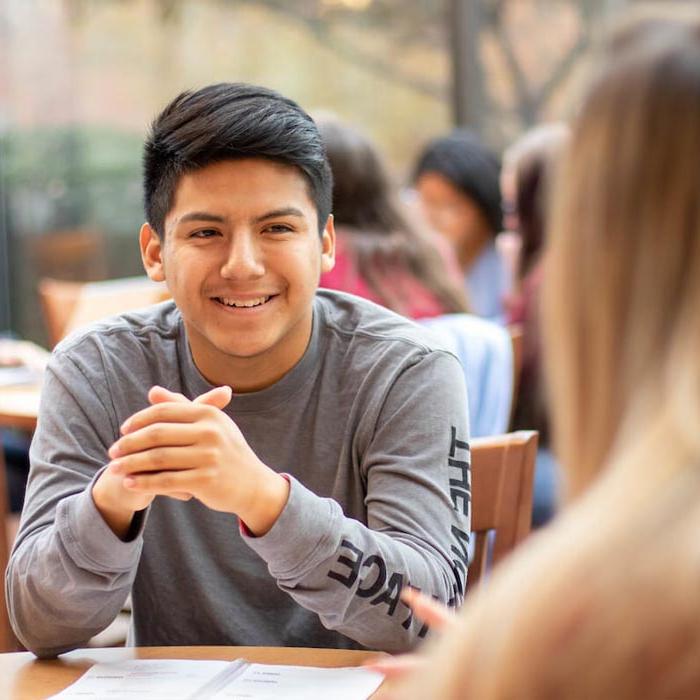 学生 talking at table in coffee shop